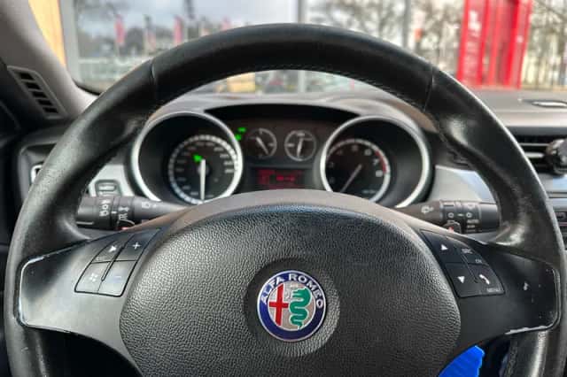 Alfa Romeo Giulietta (2012) thumbnail 13