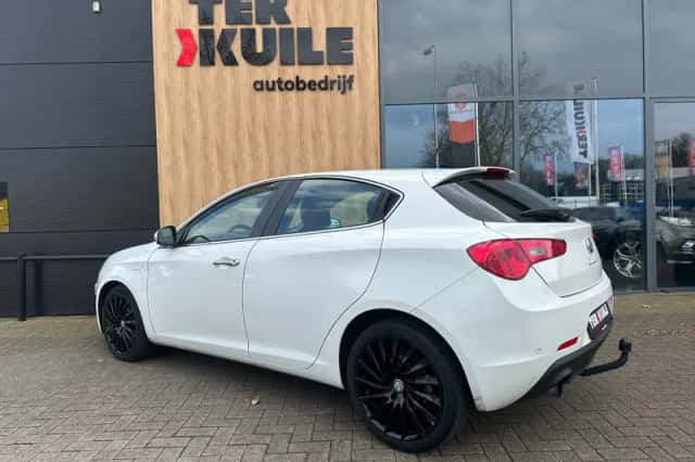Alfa Romeo Giulietta (2012) thumbnail 3