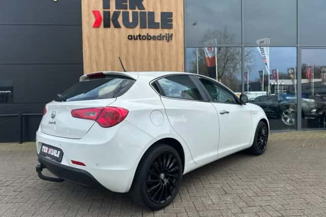 Alfa Romeo Giulietta (2012) thumbnail 5