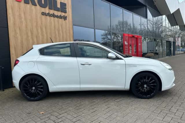 Alfa Romeo Giulietta (2012) thumbnail 6