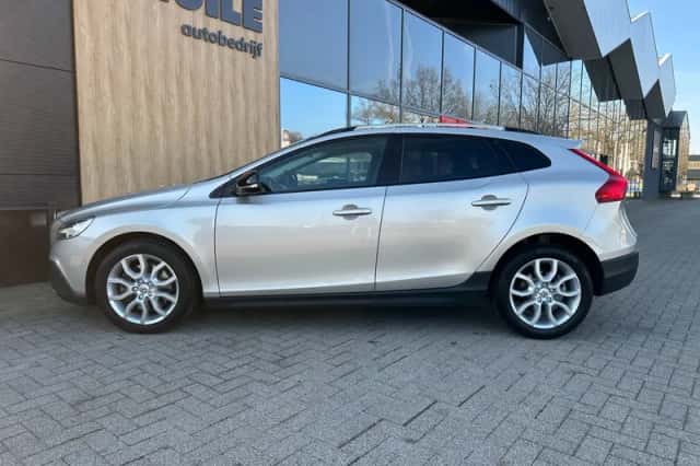 Volvo V40 (2019) thumbnail 2