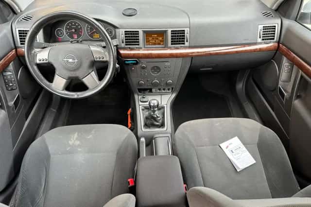 Opel Vectra (2004) thumbnail 11
