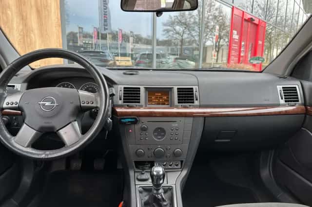 Opel Vectra (2004) thumbnail 12