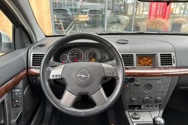 Opel Vectra (2004) thumbnail 13