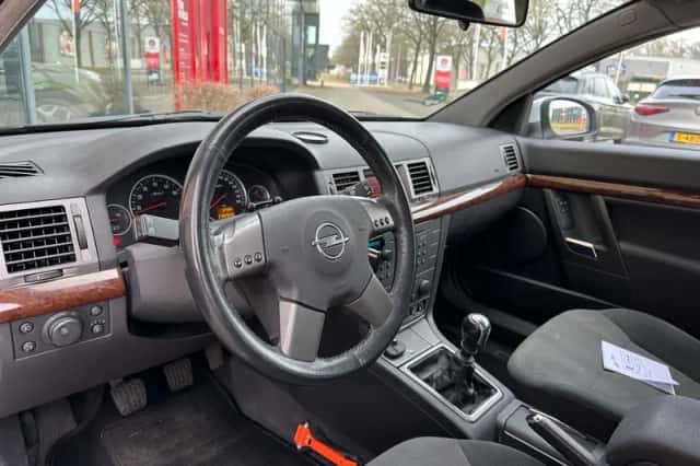 Opel Vectra (2004) thumbnail 10