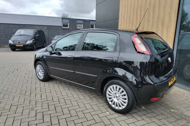Fiat Punto (2010) thumbnail 2