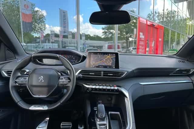 Peugeot 3008 (2017) thumbnail 12