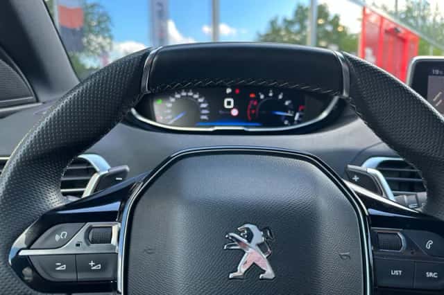 Peugeot 3008 (2017) thumbnail 14