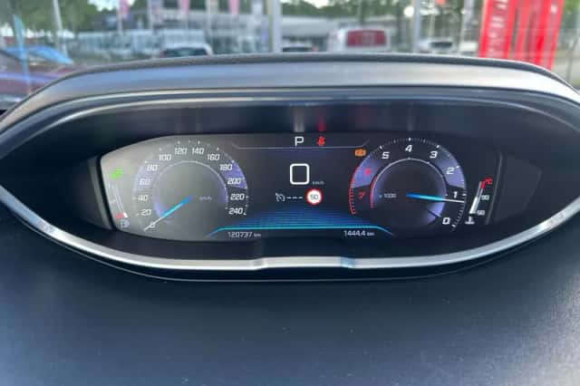 Peugeot 3008 (2017) thumbnail 15