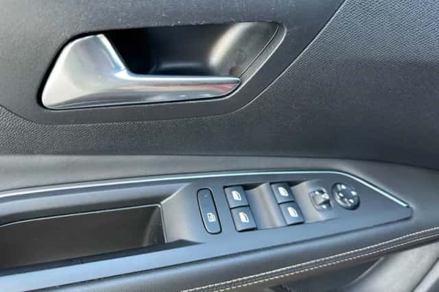 Peugeot 3008 (2017) thumbnail 9