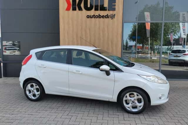Ford Fiesta (2010) thumbnail 2