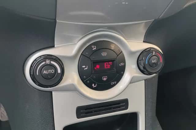 Ford Fiesta (2010) thumbnail 13