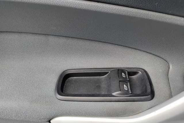 Ford Fiesta (2010) thumbnail 16