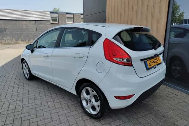 Ford Fiesta (2010) thumbnail 4