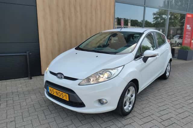 Ford Fiesta (2010) thumbnail 6