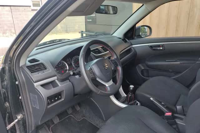 Suzuki Swift (2013) thumbnail 11