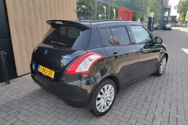 Suzuki Swift (2013) thumbnail 3