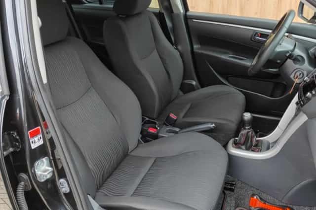 Suzuki Swift (2013) thumbnail 4