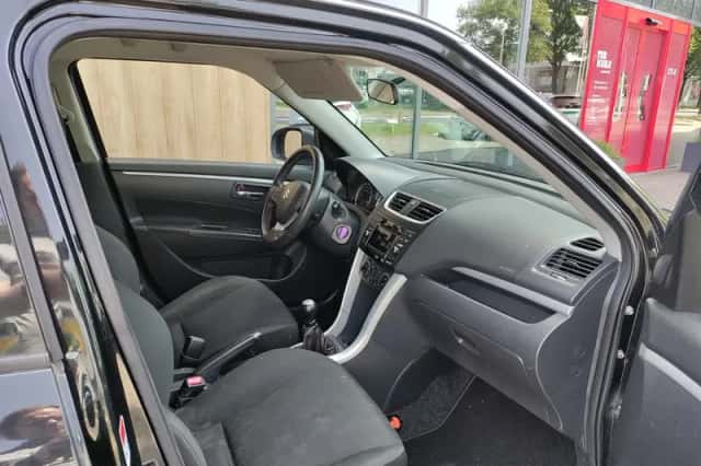 Suzuki Swift (2013) thumbnail 7