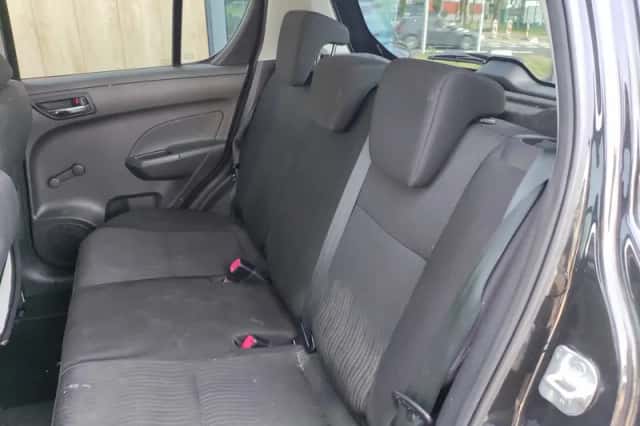 Suzuki Swift (2013) thumbnail 9