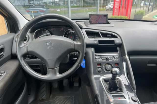 Peugeot 3008 (2010) thumbnail 3