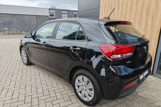 Kia Rio (2018) thumbnail 3