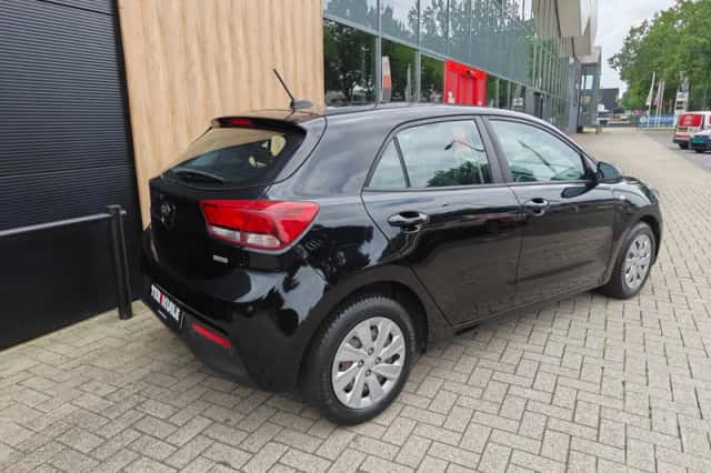 Kia Rio (2018) thumbnail 6