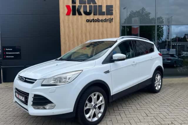 Ford Kuga (2015) thumbnail 1