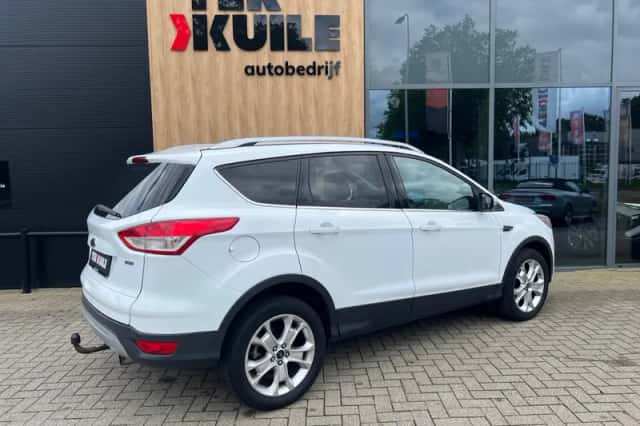 Ford Kuga (2015) thumbnail 2