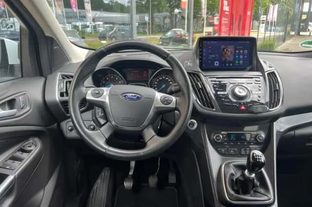 Ford Kuga (2015) thumbnail 3