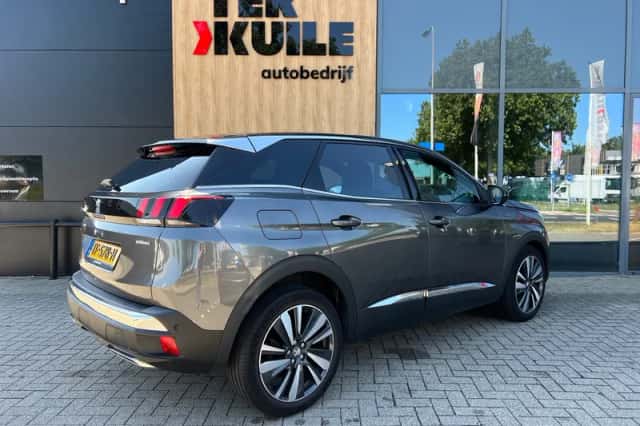 Peugeot 3008 (2018) thumbnail 2