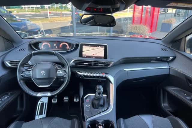 Peugeot 3008 (2018) thumbnail 4