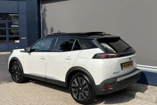 Peugeot e-2008 (2022) thumbnail 4