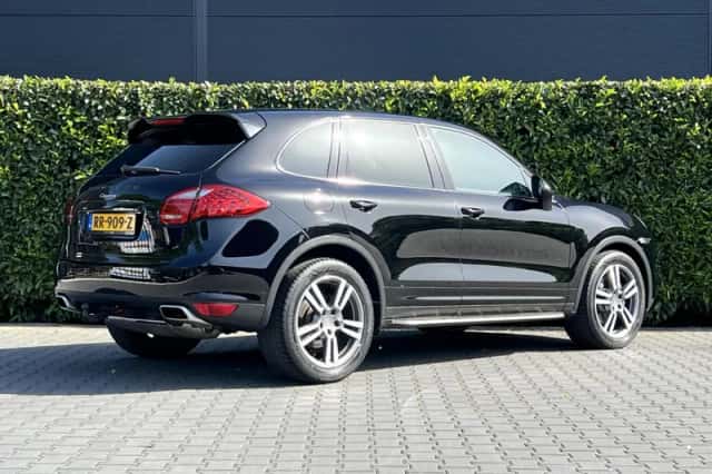 Porsche Cayenne (2010) thumbnail 2