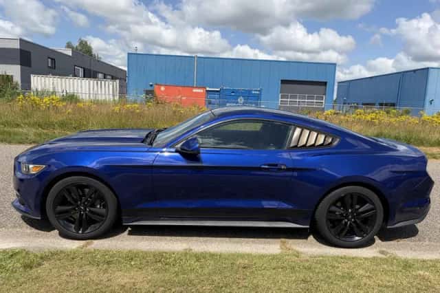 Ford Mustang (2016) thumbnail 3