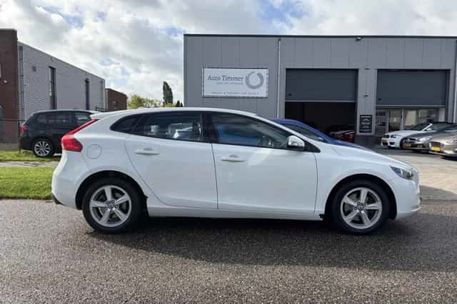 Volvo V40 (2014) thumbnail 1