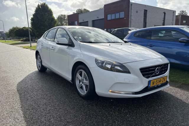 Volvo V40 (2014) thumbnail 2