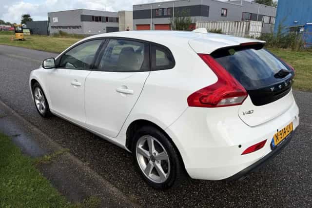 Volvo V40 (2014) thumbnail 3