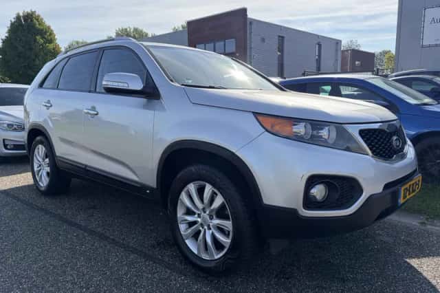 Kia Sorento (2010) thumbnail 2
