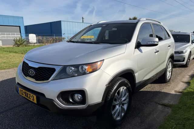 Kia Sorento (2010) thumbnail 4