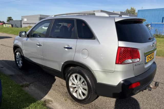 Kia Sorento (2010) thumbnail 5
