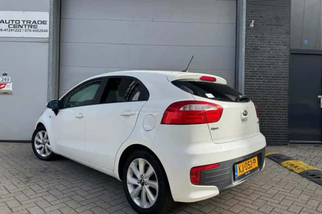 Kia Rio (2016) thumbnail 4