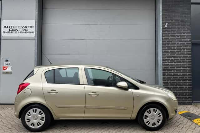 Opel Corsa (2008) thumbnail 2