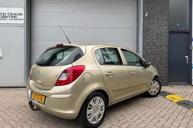 Opel Corsa (2008) thumbnail 3