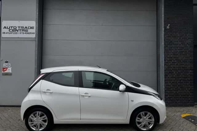Toyota Aygo (2014) thumbnail 2
