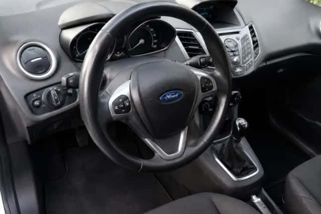 Ford Fiesta (2015) thumbnail 5