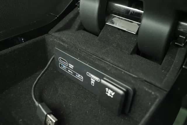 Land Rover Range Rover Velar (2017) thumbnail 33
