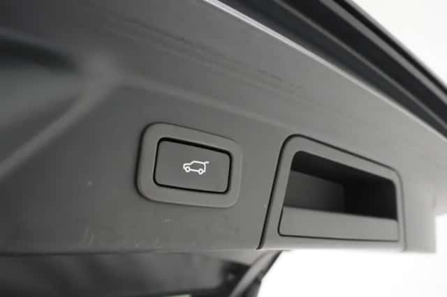 Land Rover Range Rover Velar (2017) thumbnail 41