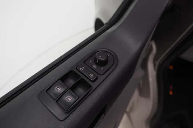 Volkswagen Transporter (2011) thumbnail 15