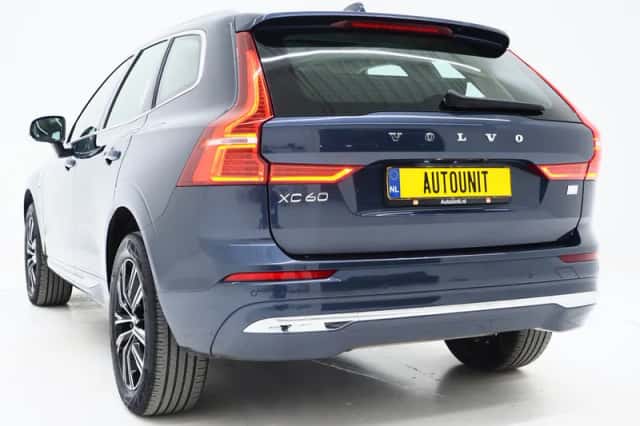 Volvo XC60 (2022) thumbnail 3